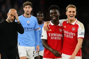 Man City hụt thắng ê chề, Arsenal cười thầm tại Emirates