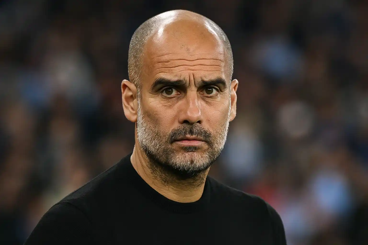 Pep Guardiola quan sát trận đấu với ánh mắt căng thẳng